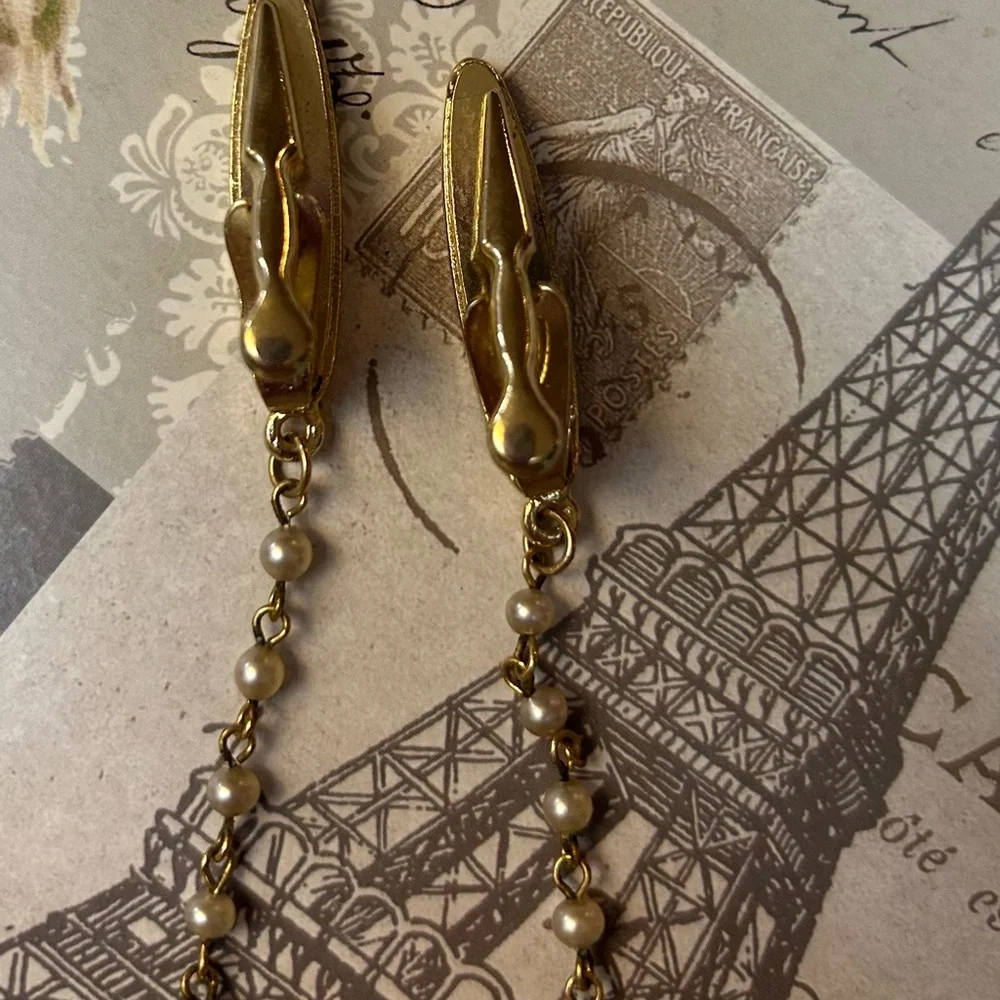 Gorgeous old Vintage pearl sweater pin